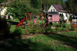 Das Stelzenhaus mit Schaukel- und Klettergerst